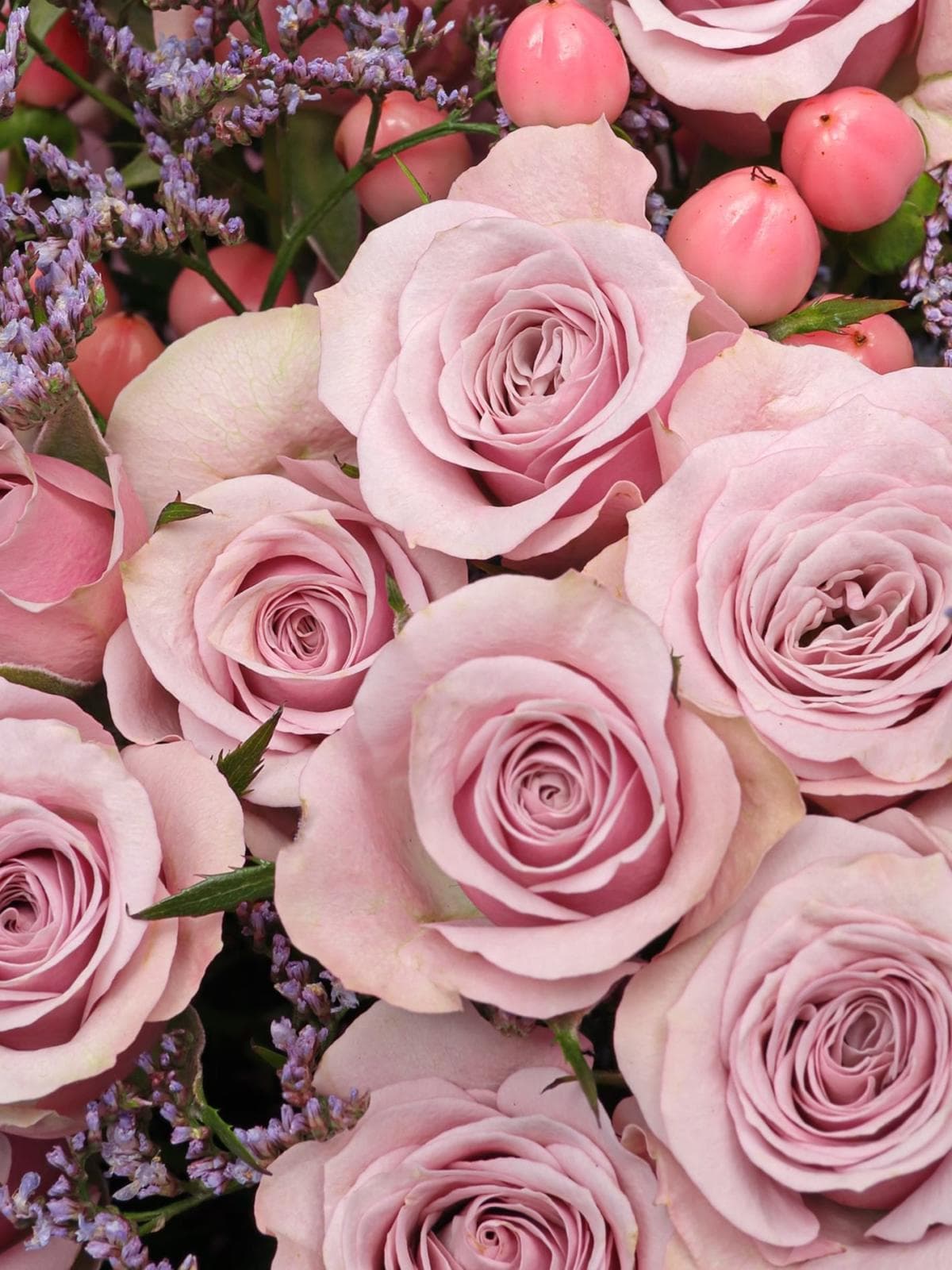 Букет из Кустовых Роз, Лимониума и Гиперикума «Вересковый мед»