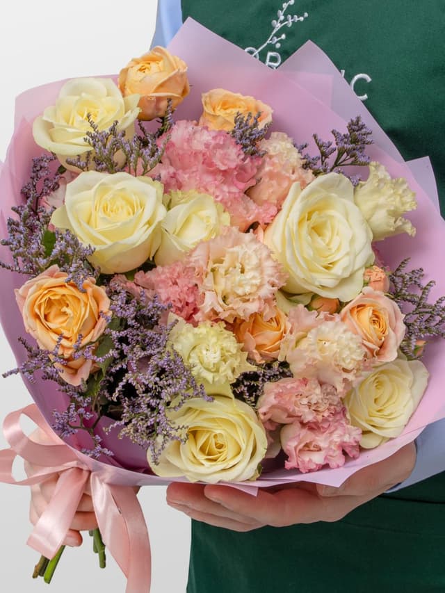 Букет из Роз, Эустомы и Лимониума «Миг нежности» Букет из Роз, Эустомы и Лимониума «Миг нежности»