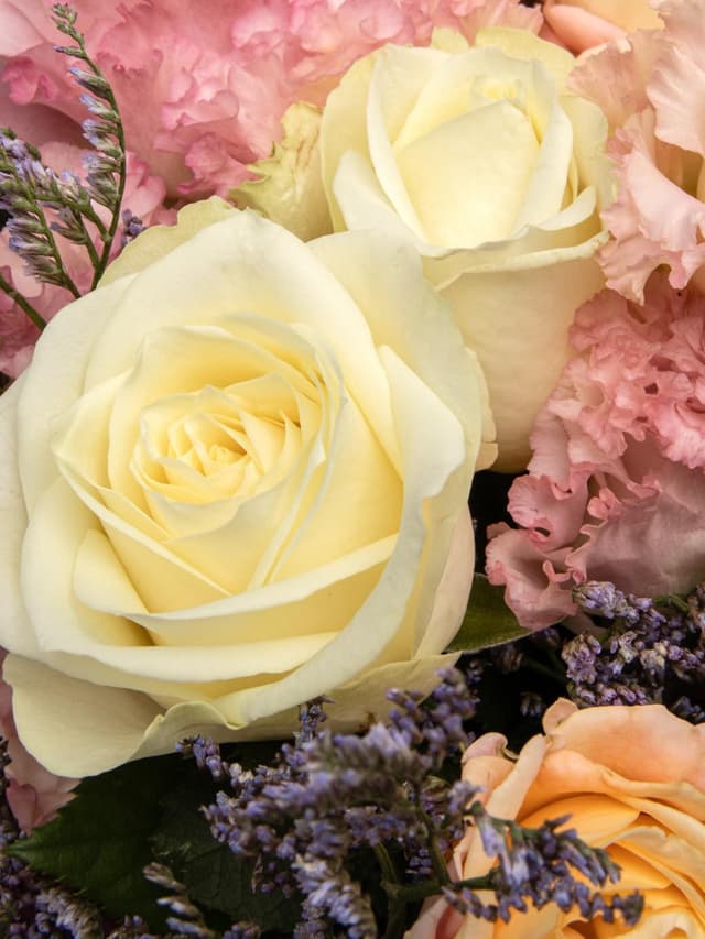 Букет из Роз, Эустомы и Лимониума «Миг нежности» Букет из Роз, Эустомы и Лимониума «Миг нежности»