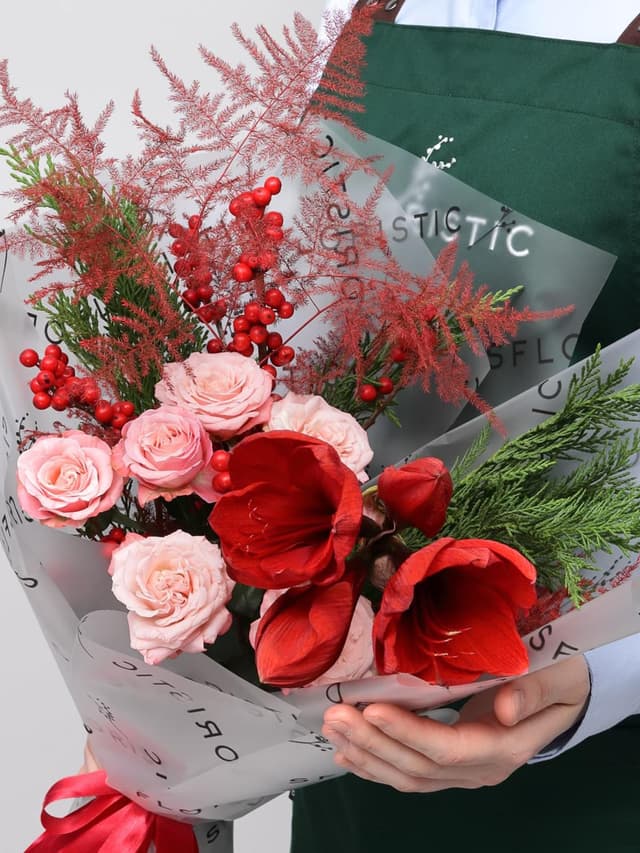 Букет из Амариллиса, Туи и Роз «Клюквенный пунш» Букет из Амариллиса, Туи и Роз «Клюквенный пунш»