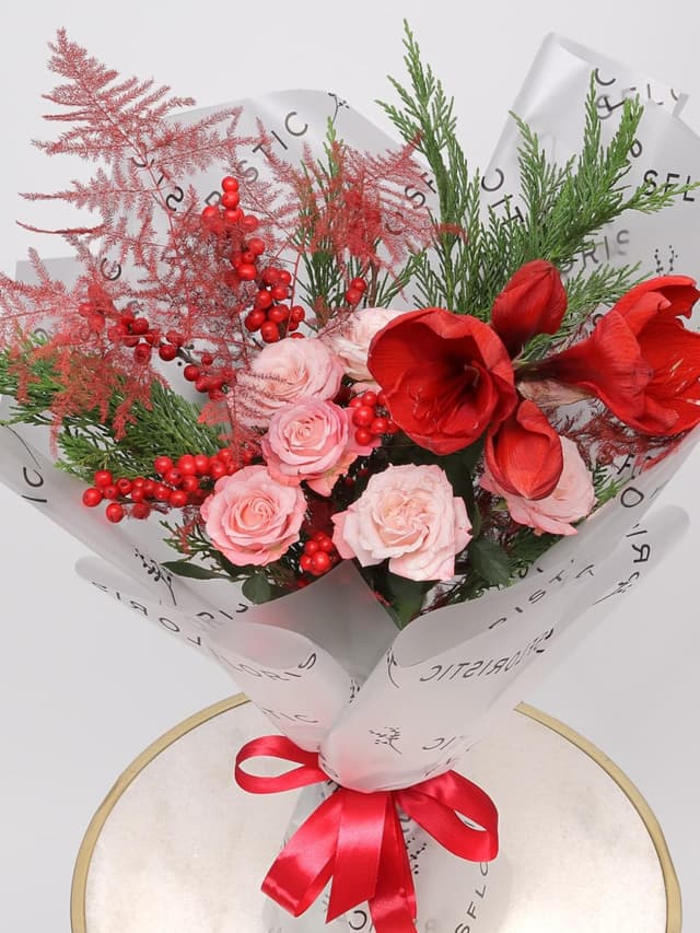 Букет из Амариллиса, Туи и Роз «Клюквенный пунш» Букет из Амариллиса, Туи и Роз «Клюквенный пунш»