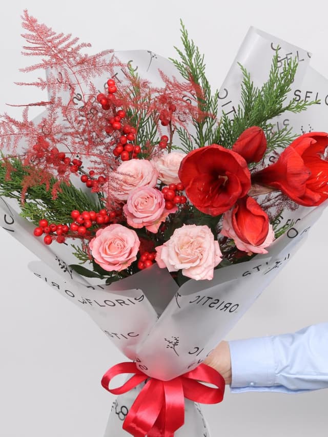 Букет из Амариллиса, Туи и Роз «Клюквенный пунш» Букет из Амариллиса, Туи и Роз «Клюквенный пунш»