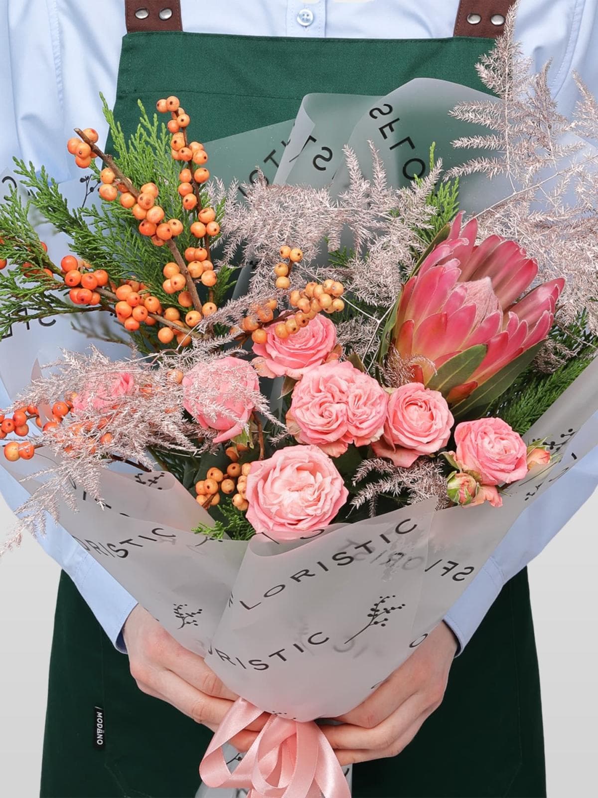 Букет из Протеи, Роз и Туи «Зачарованный лес»