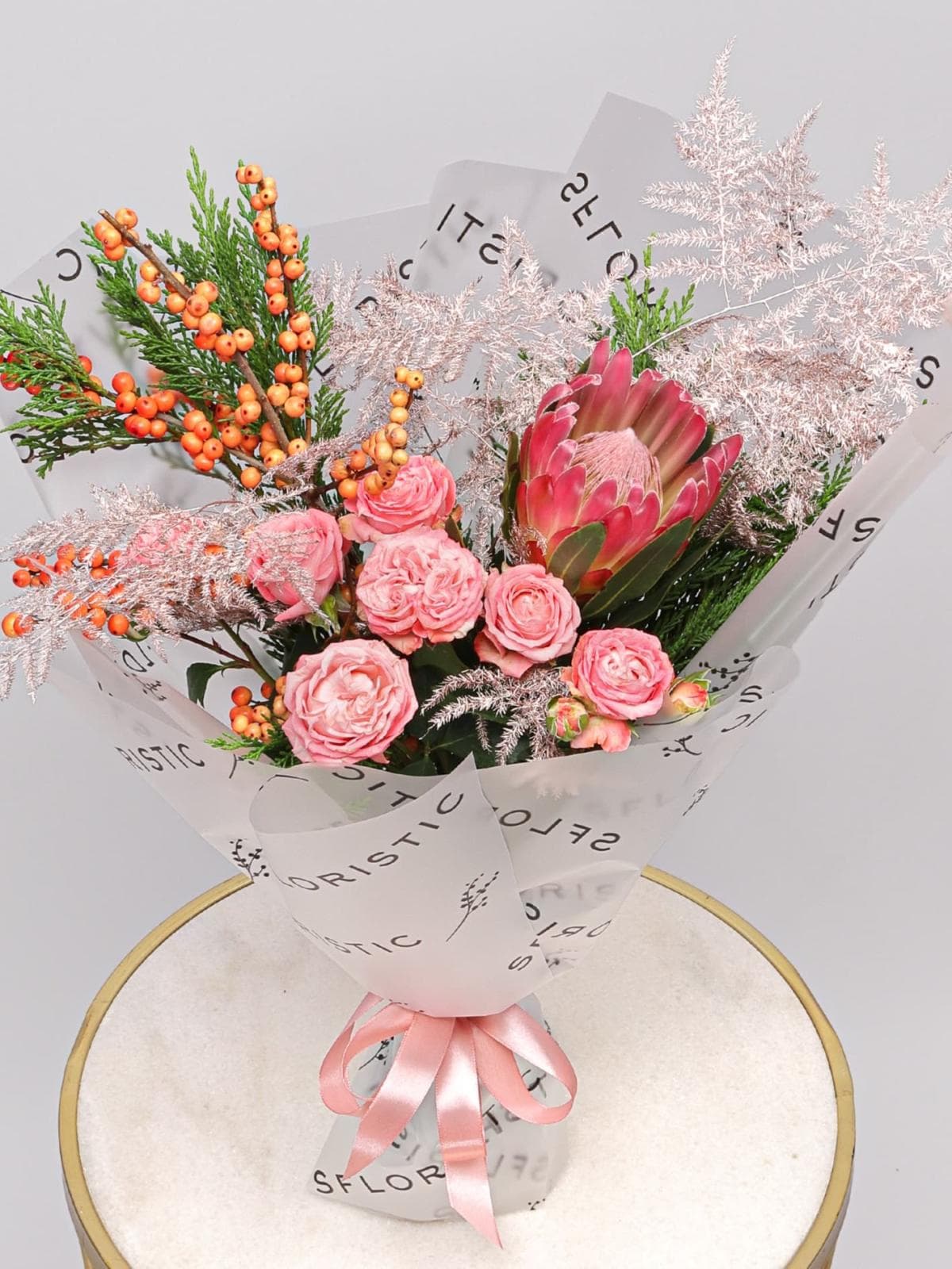 Букет из Протеи, Роз и Туи «Зачарованный лес»