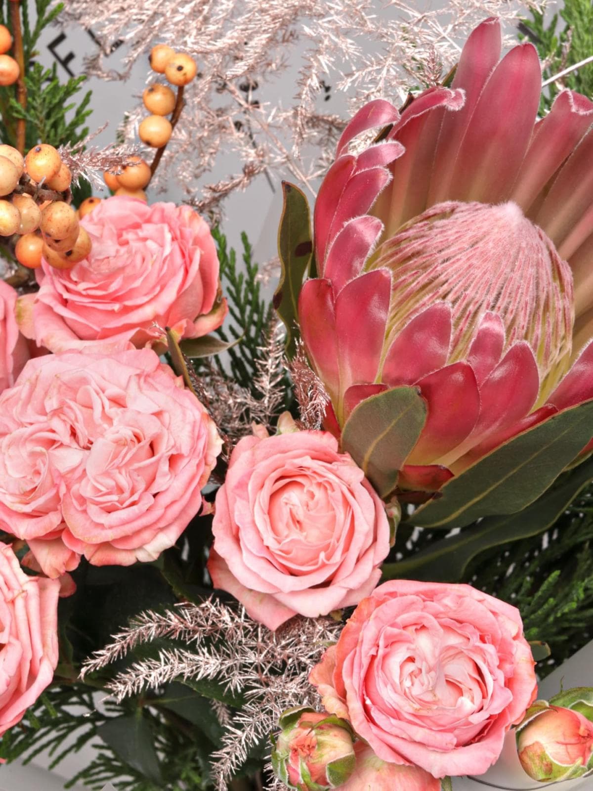 Букет из Протеи, Роз и Туи «Зачарованный лес»