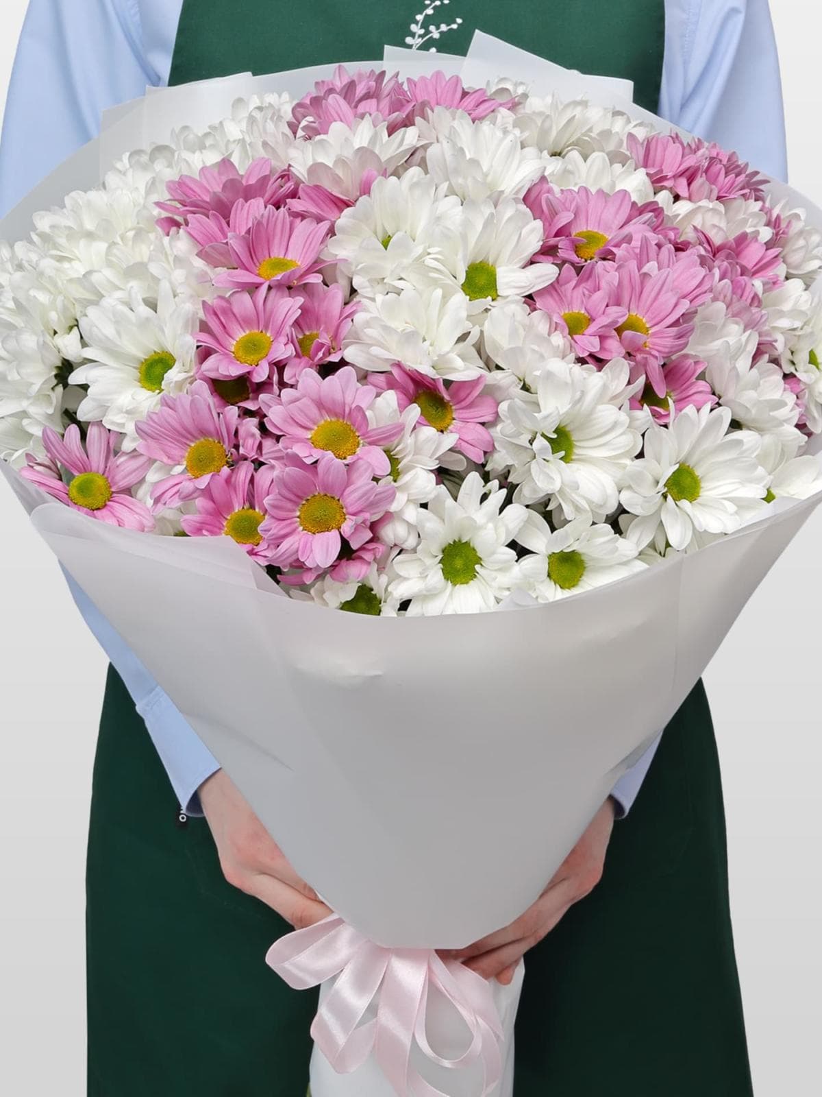 Букет из Розовых и Белых Кустовых Хризантем «Карусель»