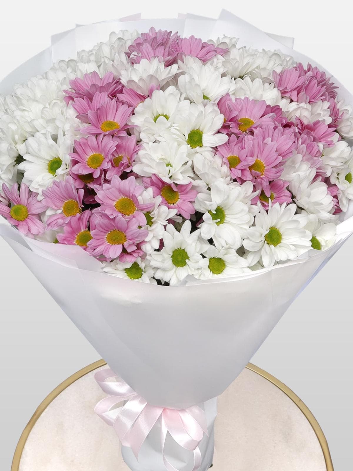 Букет из Розовых и Белых Кустовых Хризантем «Карусель»