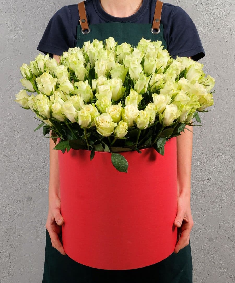 Белая роза Кения в коробке 101шт