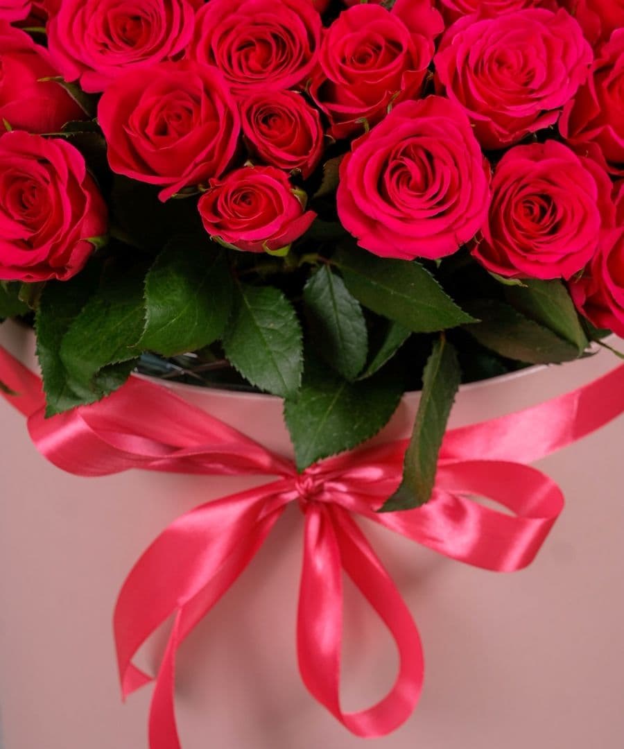 Малиновая роза Кения в коробке 101шт