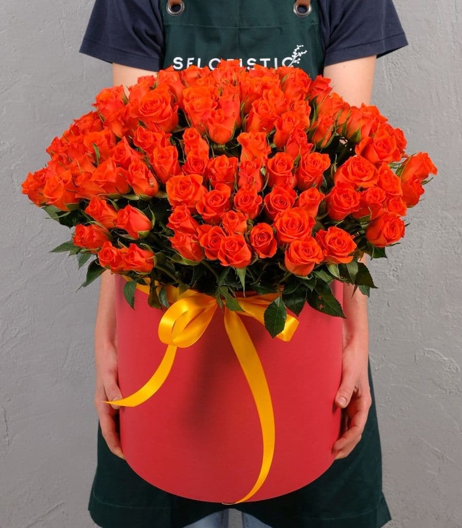 Композиция из Оранжевых Роз Кения в шляпной коробке 101шт