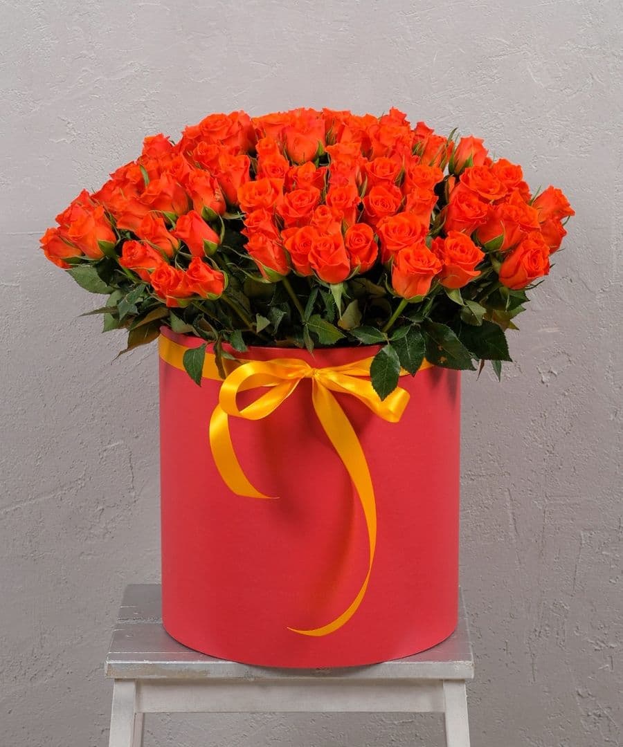 Композиция из Оранжевых Роз Кения в шляпной коробке 101шт