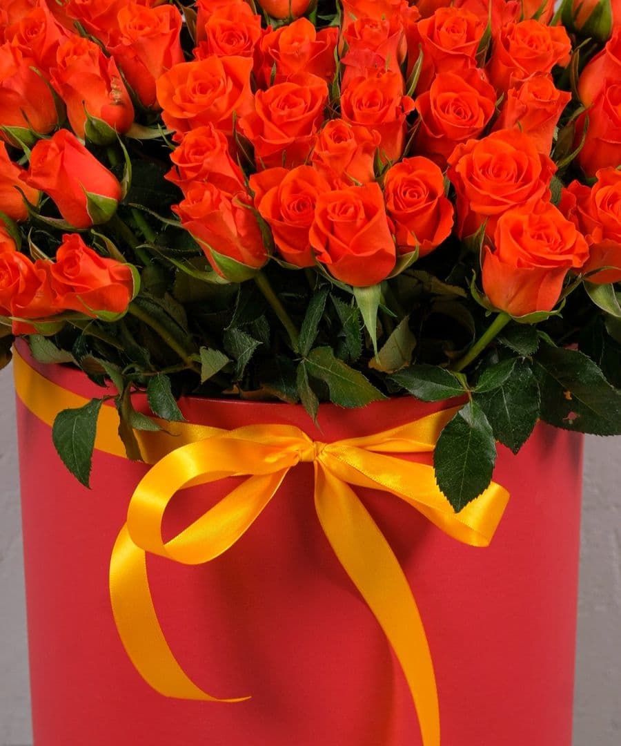 Композиция из Оранжевых Роз Кения в шляпной коробке 101шт