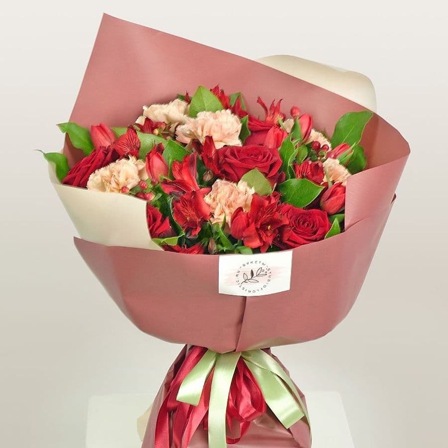 Букет из Альстромерий, Роз, Гвоздик и Тюльпанов «Кармен»