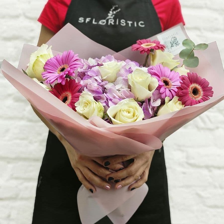 Букет из Роз, Гермини и Гортензий «Пронзительный взгляд»