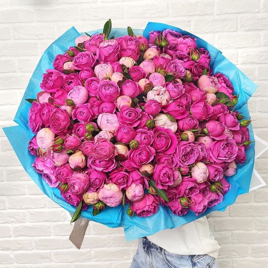 Букет из Кустовых Роз и Пионов «Писаная красавица»