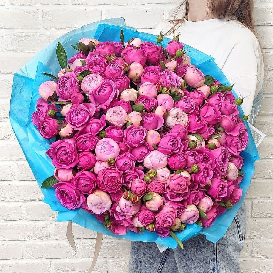 Букет из Кустовых Роз и Пионов «Писаная красавица»