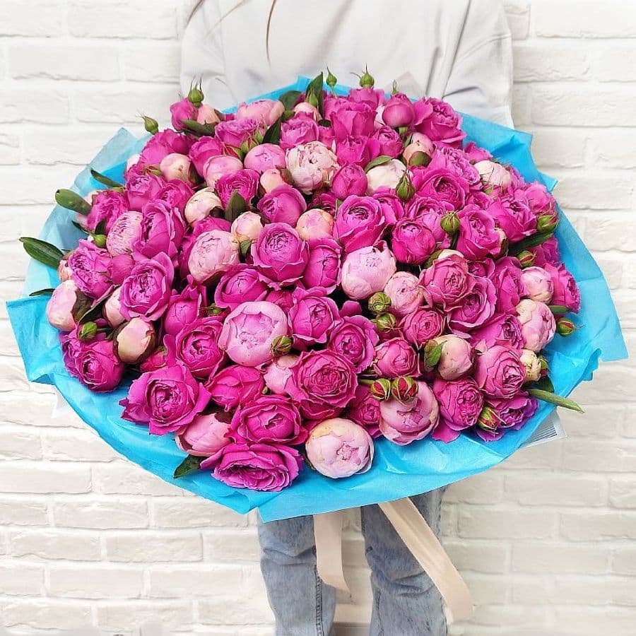 Букет из Кустовых Роз и Пионов «Писаная красавица»