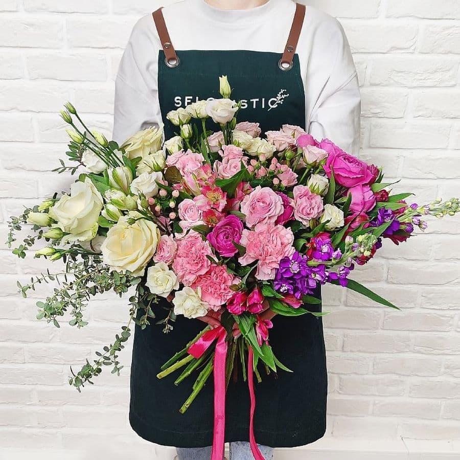 Букет из Роз, Гвоздик, Маттиолы, Альстромерий и Лизиантуса «Трепетная любовь»