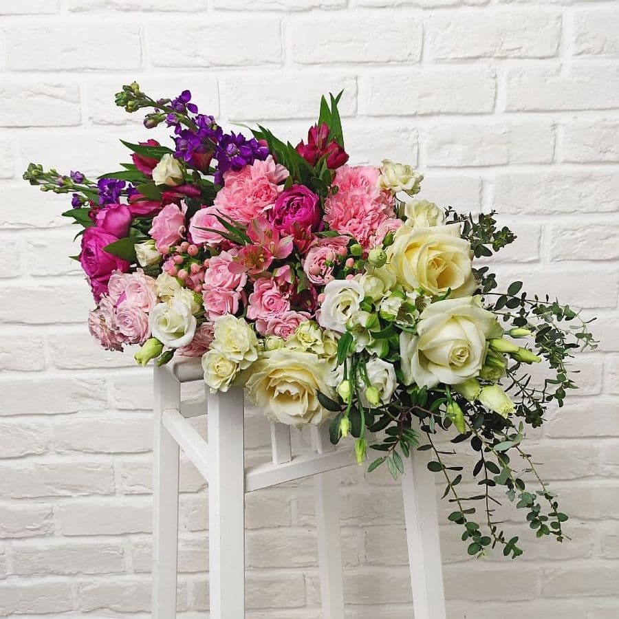 Букет из Роз, Гвоздик, Маттиолы, Альстромерий и Лизиантуса «Трепетная любовь»