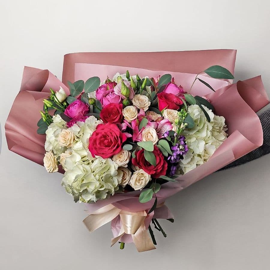 Букет из Гортензий, Роз, Маттиолы и Лизиантуса «Гармоничный аккорд»