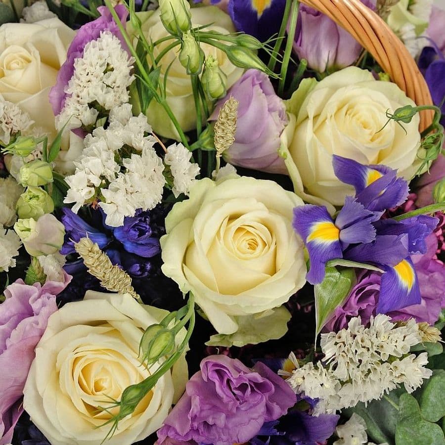 Композиция из Роз, Лизиантуса и Сирени в корзине «Румяная заря»