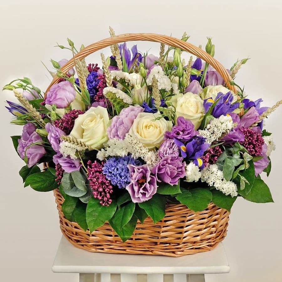 Композиция из Роз, Лизиантуса и Сирени в корзине «Румяная заря»