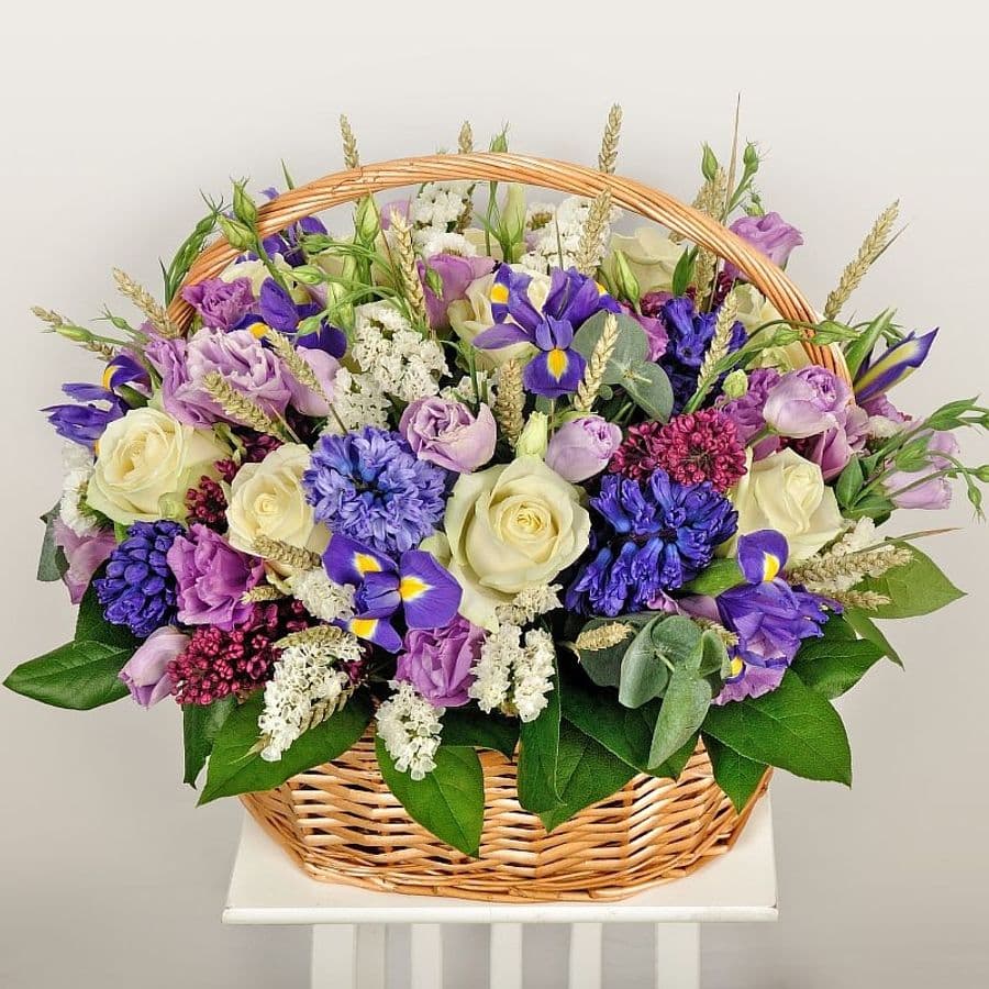 Композиция из Роз, Лизиантуса и Сирени в корзине «Румяная заря»