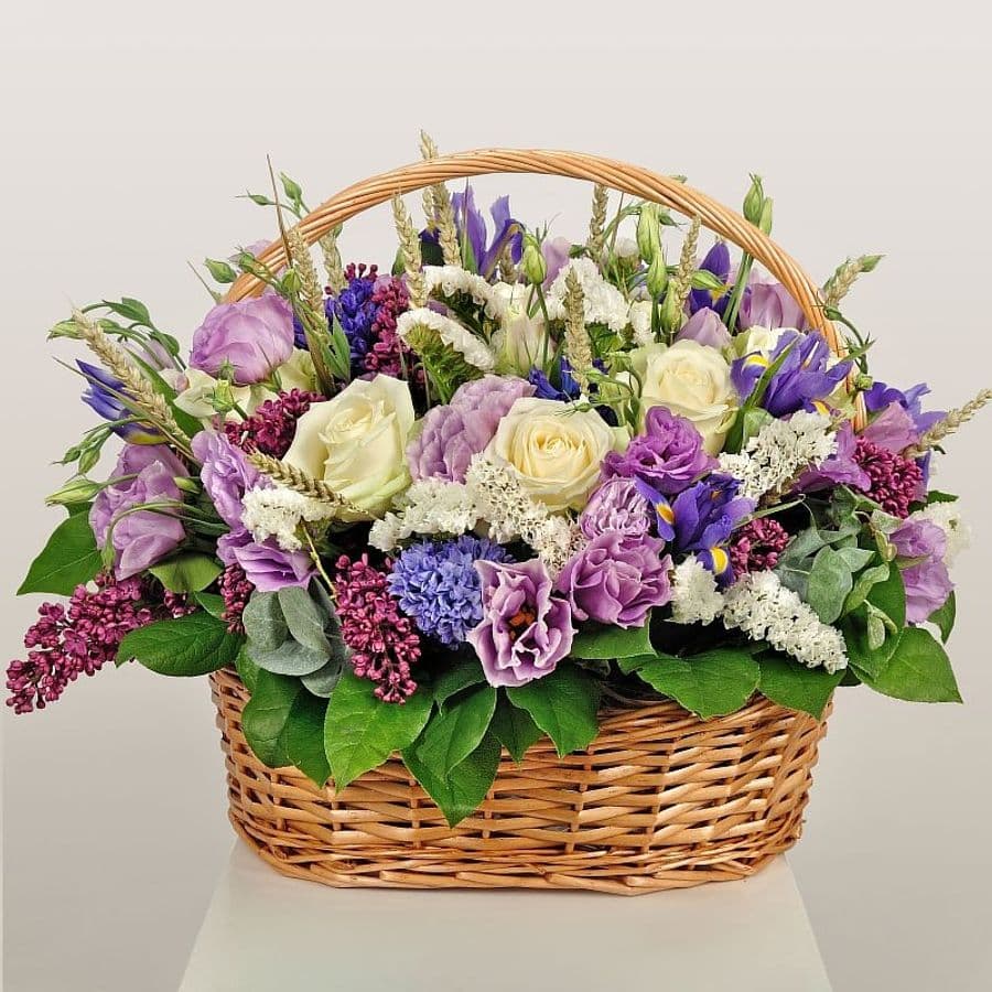 Композиция из Роз, Лизиантуса и Сирени в корзине «Румяная заря»