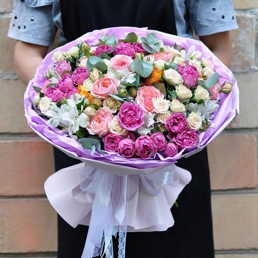 Букет из Пионовидных Роз и Альстромерий «Свет утренней зари»