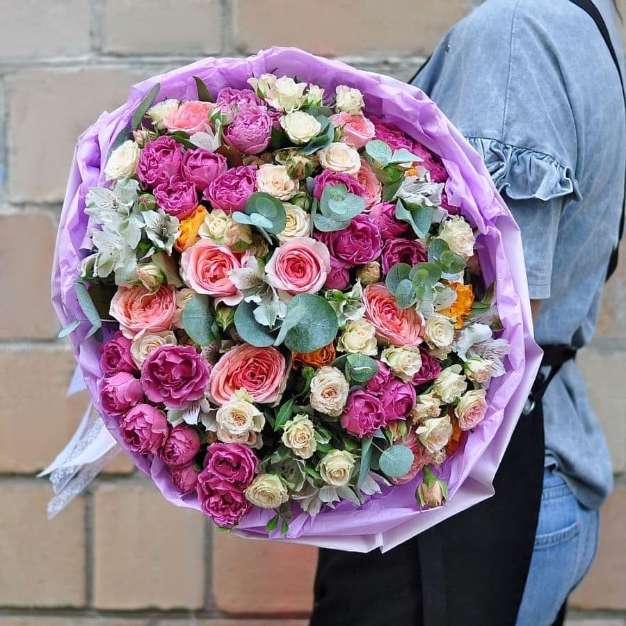 Букет из Пионовидных Роз и Альстромерий «Свет утренней зари»