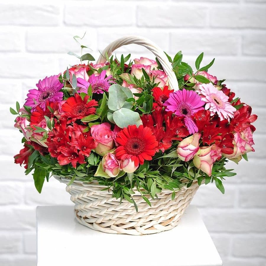 Композиция из Гермини, Альстромерий и Роз в корзине «Страсть»