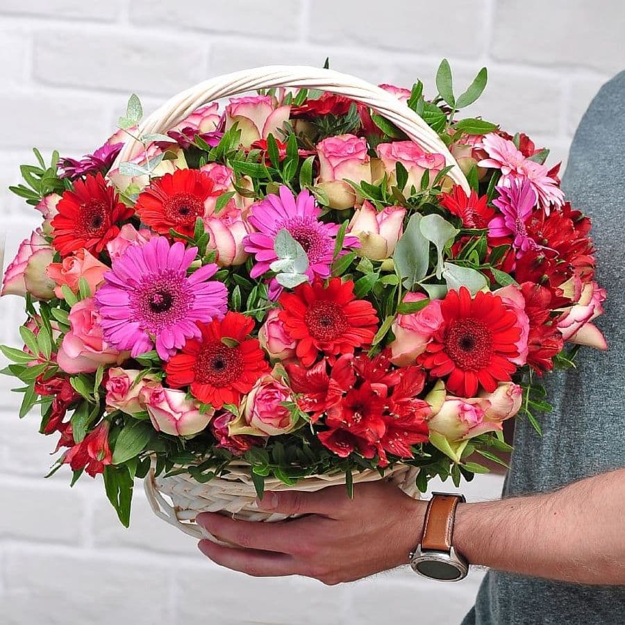 Композиция из Гермини, Альстромерий и Роз в корзине «Страсть»