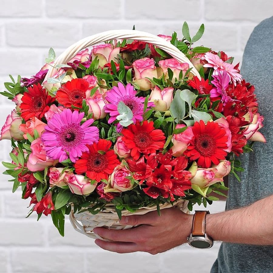 Композиция из Гермини, Альстромерий и Роз в корзине «Страсть»