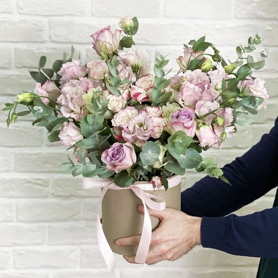 Композиция из Роз и Лизиантуса в шляпной коробке «Трепетные слова»