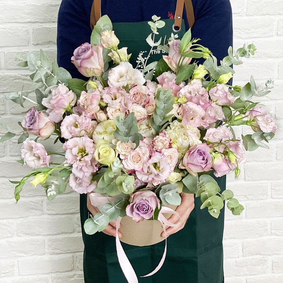 Композиция из Роз и Лизиантуса в шляпной коробке «Трепетные слова»