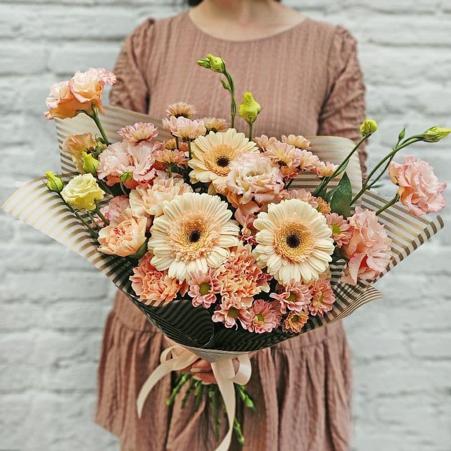 Букет из Лизиантуса, Хризантем, Гвоздик и Гермини «Пудровые облака»