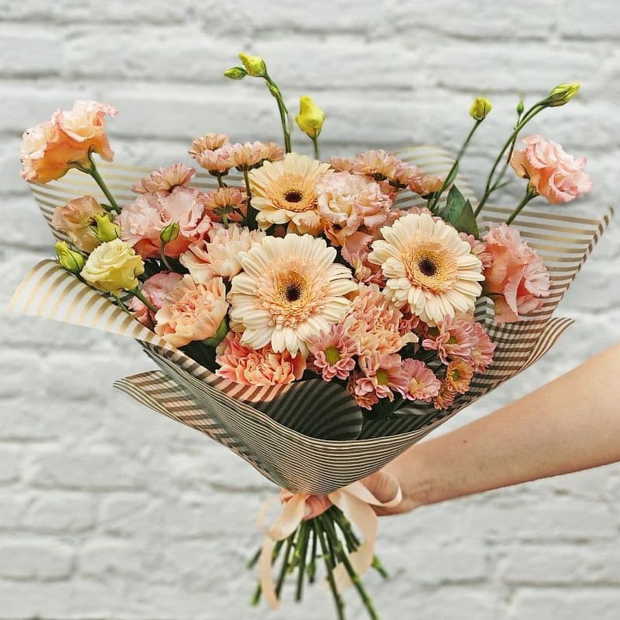 Букет из Лизиантуса, Хризантем, Гвоздик и Гермини «Пудровые облака»