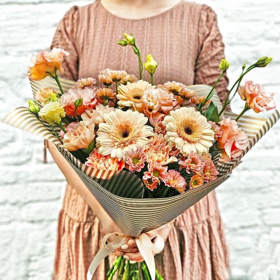 Букет из Лизиантуса, Хризантем, Гвоздик и Гермини «Пудровые облака»