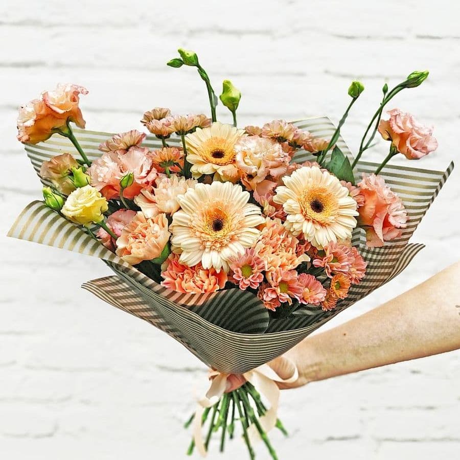 Букет из Лизиантуса, Хризантем, Гвоздик и Гермини «Пудровые облака»