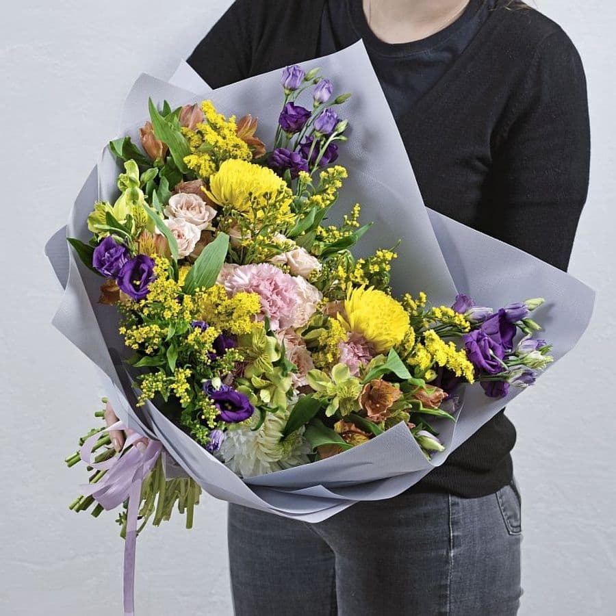 Букет из Лизиантуса, Альстромерий, Роз и Гвоздик «Комплимент»