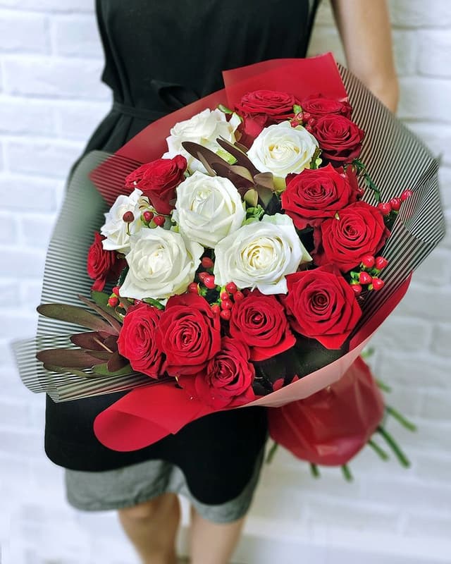 Купить букет из красно-белых Роз «Токио» Купить букет из красно-белых Роз «Токио»