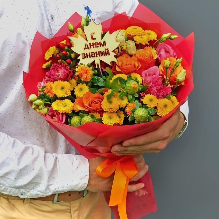 Букет из Кустовой Хризантемы, Розы, Эустомы и Гиперикума «Выпускной класс»