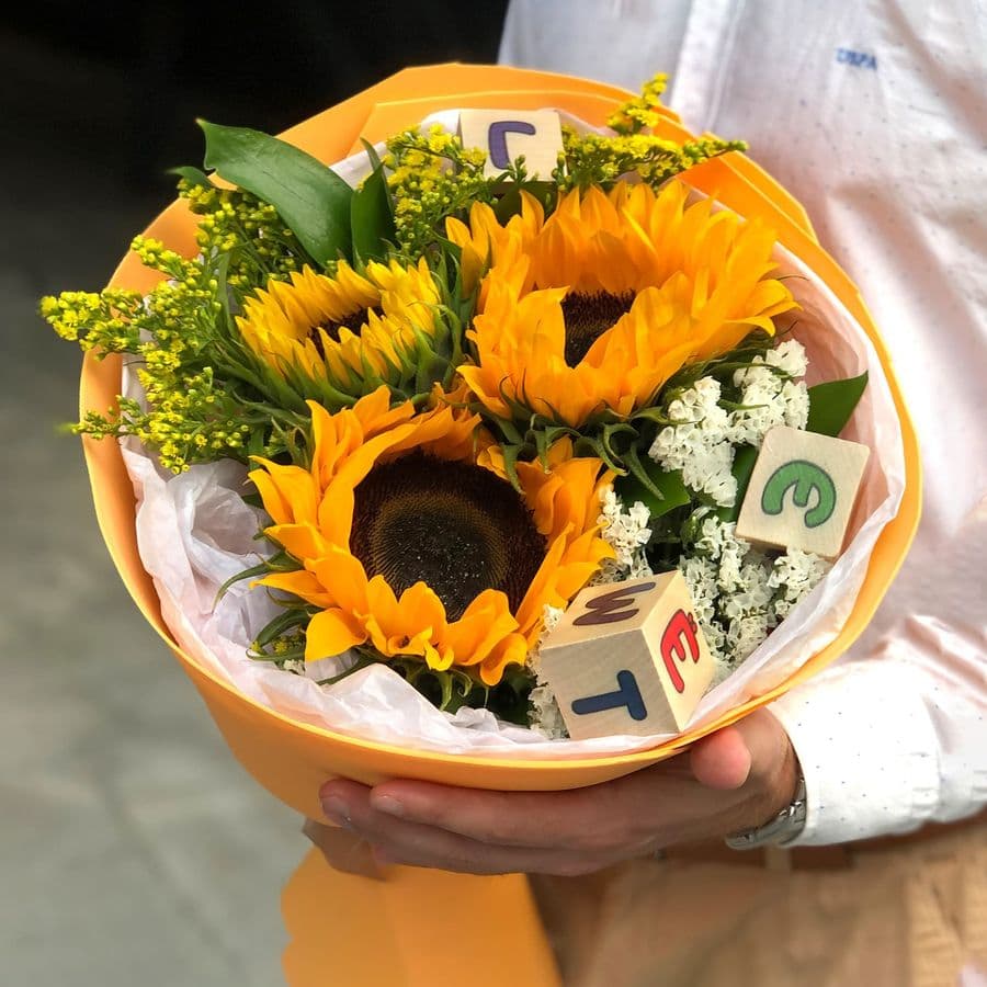 Букет из Подсолнухов и Солидаго с кубиками «Азбука»
