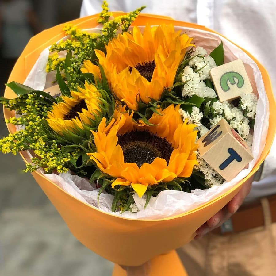 Букет из Подсолнухов и Солидаго с кубиками «Азбука»