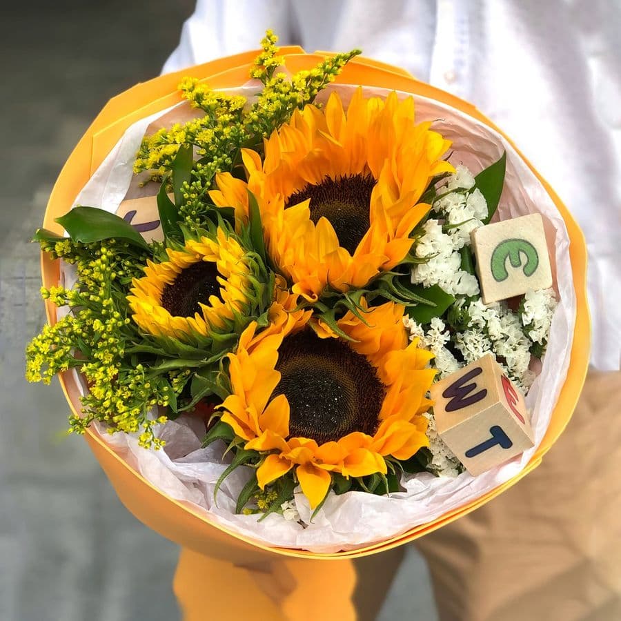 Букет из Подсолнухов и Солидаго с кубиками «Азбука»