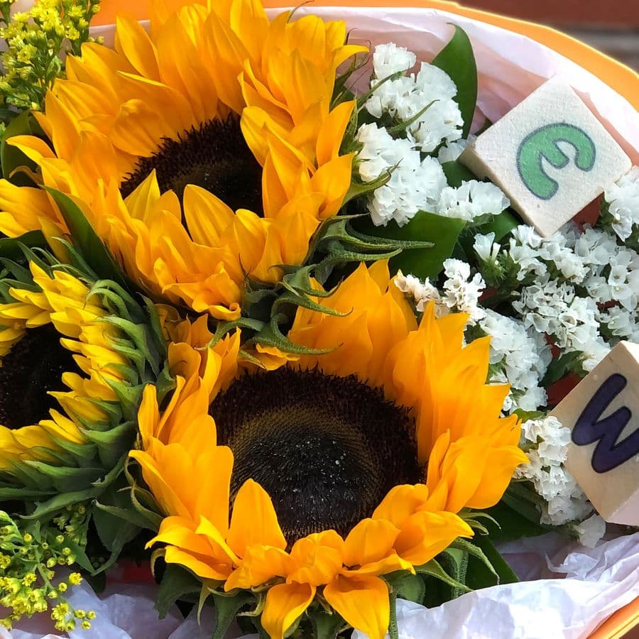 Букет из Подсолнухов и Солидаго с кубиками «Азбука»