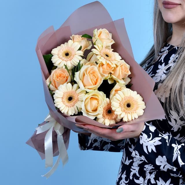 Сборный букет из герберы и Роз 60 см "Гертруда" Сборный букет из герберы и Роз 60 см "Гертруда"