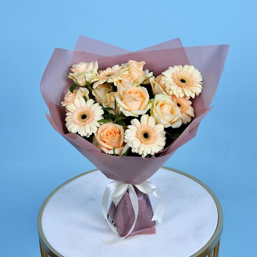 Сборный букет из герберы и Роз 60 см "Гертруда"