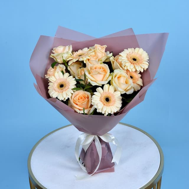 Сборный букет из герберы и Роз 60 см "Гертруда" Сборный букет из герберы и Роз 60 см "Гертруда"