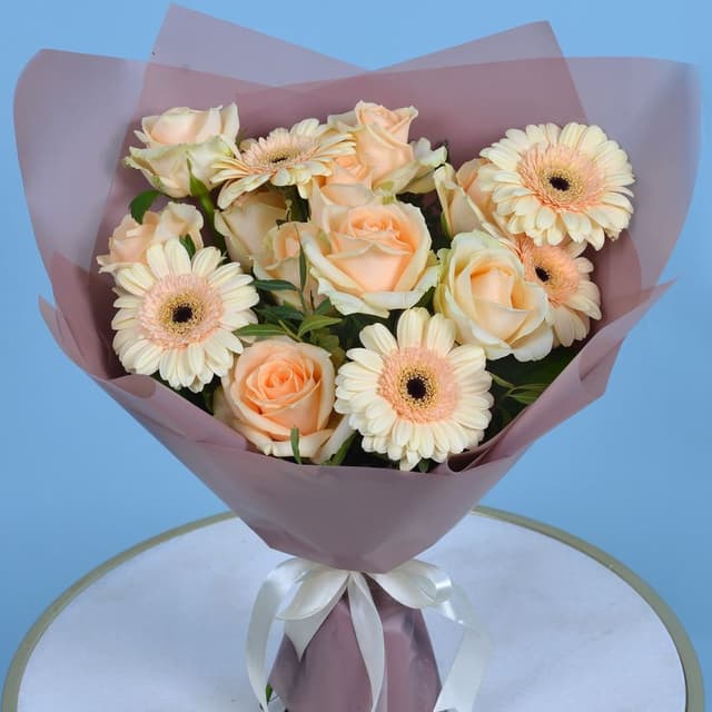 Сборный букет из герберы и Роз 60 см "Гертруда" Сборный букет из герберы и Роз 60 см "Гертруда"